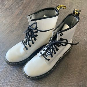 1460 WOMEN'S PATENT LEATHER LACE UP BOOTS